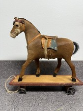 Antigo cavalo primitivo em plataforma de madeira com rodas feitas com cabelo/esconder de cavalo comprar usado  Enviando para Brazil