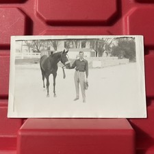 Treinador de cavalos em pé com cavalo 4 1/2 x 2 3/4 fotografia vintage década de 1940, usado comprar usado  Enviando para Brazil