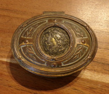Petite boîte ancienne d'occasion  Senozan