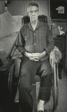 1985 Press Photo Emil O. Kaminkse relaxado no Complexo Médico do Condado de Milwaukee comprar usado 1985 Press Photo Emil O. Kaminkse relaxado no Complexo Médico do Condado de Milwaukee comprar usado  Enviando para Brazil