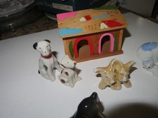 COLEÇÃO DE PEQUENOS ANIMAIS DE PORCELANA E UMA PEQUENA CASA DE CACHORRO DE MADEIRA - VINTAGE. comprar usado  Enviando para Brazil