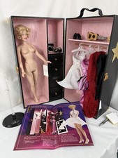 Boneca de vinil Franklin Mint Marilyn Monroe com baú de guarda-roupa e 4 roupas comprar usado  Enviando para Brazil