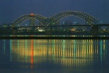Cartão postal Memphis à noite com ponte iluminada Tennessee, Reflection TN, Big M  comprar usado  Enviando para Brazil