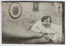 Young woman lying d'occasion  Expédié en Belgium