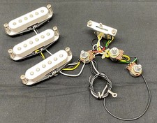 CONJUNTO CAPTADOR COM FIO Fender Squier com Potes e Interruptor para Pickguard Strat Stratocaster comprar usado  Enviando para Brazil