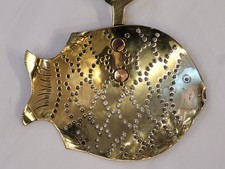 UN SKIMMER LECHERO RARO ANTIGUO VICTORIANO LATÓN "PESCADO Y VELERO" C1870. segunda mano  Embacar hacia Mexico