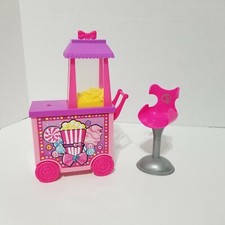 CARRITO DE MÁQUINA DE PALOMITAS DE MAÍZ BARBIE SISTERS FERIA y SILLA DE SALÓN ROSA 2012 MATTEL segunda mano  Embacar hacia Mexico