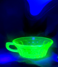 Uranium glass tazza usato  Palermo