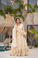 Presenting wedding wear d'occasion  Expédié en Belgium