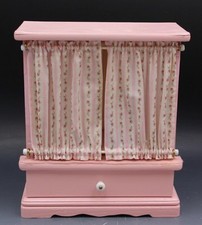 Armário de bonecas vintage de madeira rosa com cortinas de pano e gaveta 11" de altura escala 1:6 comprar usado  Enviando para Brazil