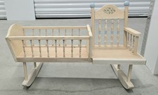 Cadeira de balanço infantil vintage de madeira com berço de boneca, boneca bebê balancim e berço comprar usado  Enviando para Brazil