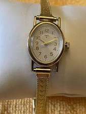 Usado, Relógio feminino QQ manual mecânico tom dourado. Estojo oval. Pulseira combinando. comprar usado  Enviando para Brazil