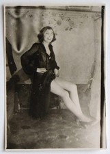 Young woman unveils d'occasion  Expédié en Belgium
