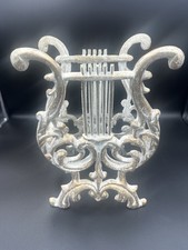 Antigo rack/suporte de música/revista de lira de metal harpa marfim/ouro. Hollywood Regency comprar usado Antigo rack/suporte de música/revista de lira de metal harpa marfim/ouro. Hollywood Regency comprar usado  Enviando para Brazil