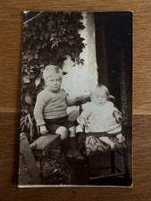 Usado, Cartão postal antigo Reino Unido 🇬🇧 Retrato de duas crianças pequenas sentadas no jardim  comprar usado  Enviando para Brazil