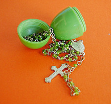 J897 / MINI CHAPELET  DANS BOITE OEUF EN GALALITE VERTE DE 3 CM comprar usado  Enviando para Brazil