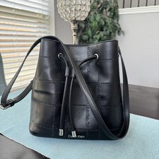 Bolsa balde de ombro preta em relevo Calvin Klein comprar usado  Enviando para Brazil