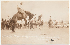 Usado, 1929 "JUMPING HIGH" BRONCO COWBOY RODEIO FOTO CARTÃO POSTAL RPPC CHEYENNE TO DENVER comprar usado  Enviando para Brazil