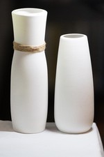 Dois lindos vasos brancos geométricos de cerâmica combinando e elegantes, usado comprar usado  Enviando para Brazil