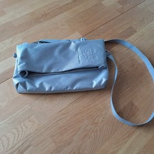 Silberfarbene umhängetasche m gebraucht kaufen  Berlin