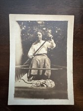 Foto vintage de dama de vestido remando uma canoa. (CC) comprar usado  Enviando para Brazil