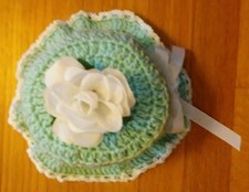 Um tecido de banheiro/banheiro de crochê aconchegante em verde perfeito com uma rosa branca e fita! comprar usado  Enviando para Brazil