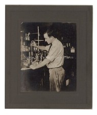 Foto de laboratório de química dos anos 1900 com copos e garrafas comprar usado  Enviando para Brazil