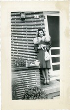 Foto instantânea vintage mulheres sorridentes em vestido casaco de pele menina tijolo casa porta 81 comprar usado  Enviando para Brazil
