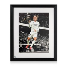 Foto de futebol do Real Madrid assinada por Luka Modric: celebração do gol (mono). Moldura comprar usado  Enviando para Brazil