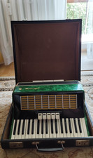 Używany, Vintage Akordeon fortepianowy Akkord Altair, zielony, nowy, nieużywany + etui na sprzedaż  PL