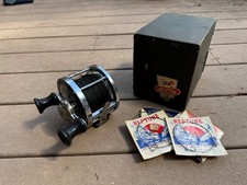 Molinete de pesca vintage Pflueger Williams 400 jogo grande - logotipo buldogue mosca dois botões comprar usado  Enviando para Brazil