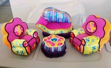 SOFÁ 2 CADEIRAS OTOMANO MÓVEIS BONECA GROOVY GIRLS. LIMPO, COLORIDO, NOVO ESTADO. comprar usado SOFÁ 2 CADEIRAS OTOMANO MÓVEIS BONECA GROOVY GIRLS. LIMPO, COLORIDO, NOVO ESTADO. comprar usado  Enviando para Brazil