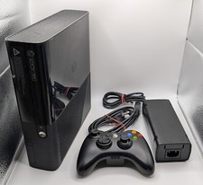 Konsola Microsoft Xbox 360 E 500 GB + kontroler bezprzewodowy + kabel, używany na sprzedaż  Wysyłka do Poland