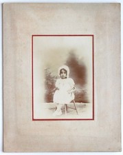 Little girl sitting d'occasion  Expédié en Belgium
