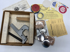 Emblema A Minit prensa manual 2 1/4” e peças + cortador circular comprar usado  Enviando para Brazil