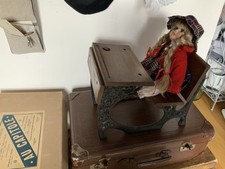 Vintage Ancien Petit Bureau En Bois Et Fonte + Poupée Collector comprar usado  Enviando para Brazil