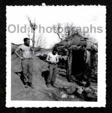 SOLDADOS SEM CAMISA AMIGOS NO CAMPO BOLSA DE AREIA BUNKER FOTO ANTIGA/VINTAGE - F327 comprar usado  Enviando para Brazil