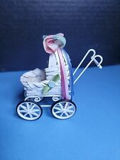 Carrinho de bebê vintage de vime branco para casa de bonecas carrinho de bebê. Arco e fita de metal, usado comprar usado  Enviando para Brazil