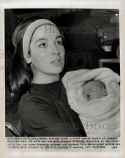 1962 Press Photo atriz Linda Cristal e seu filho Gregory Simon, Califórnia comprar usado  Enviando para Brazil