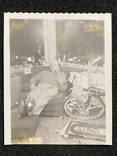 Homem dormindo na cadeira no dia de Natal bicicleta foto instantânea antiga vintage, usado comprar usado  Enviando para Brazil