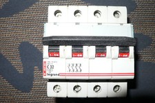 Disjoncteur tetrapolaire 32a d'occasion  Barr