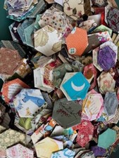 Hexágonos pré-cobertos de 1" com mais de 500 tecidos prontos para costurar para loja de colchas estampa variada comprar usado  Enviando para Brazil