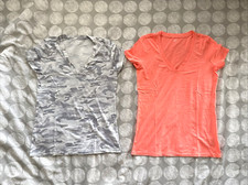 Lote 2 camisetas básicas Gap gola V vintage neon camuflagem algodão tamanho XS, usado comprar usado  Enviando para Brazil