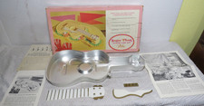 1971 Wilton Sugar Plum KIT DE BOLO DE GUITARRA Molde de Panela de Bolo Vintage EM CAIXA COM Papéis comprar usado 1971 Wilton Sugar Plum KIT DE BOLO DE GUITARRA Molde de Panela de Bolo Vintage EM CAIXA COM Papéis comprar usado  Enviando para Brazil