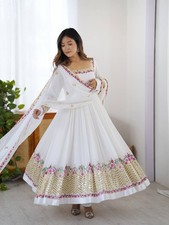 New reception wear d'occasion  Expédié en Belgium