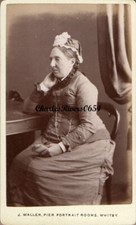 Usado, WHITBY YORKSHIRE CDV LADY SEGURANDO PACOTE DE CARTAS MODA VITORIANA #B3939 comprar usado  Enviando para Brazil