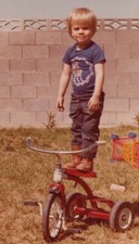 Triciclo menino andando quintal infância brincalhão nostalgia 1982 comprar usado  Enviando para Brazil