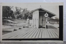 Foto real barco casa cais mulher senhora cartão postal feminino antigo vintage cartão vista postagem comprar usado  Enviando para Brazil