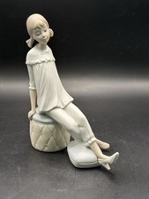 Estatueta Vintage Lladro "Menina com Sapato de Mãe Sentada no Otomano" Matt #1084 comprar usado  Enviando para Brazil
