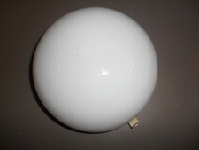 Plafonnier globe opaline d'occasion  Bellegarde